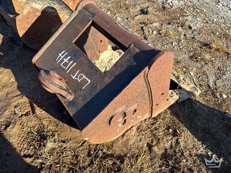 17in.-tooth-excavator-bucket-image-2