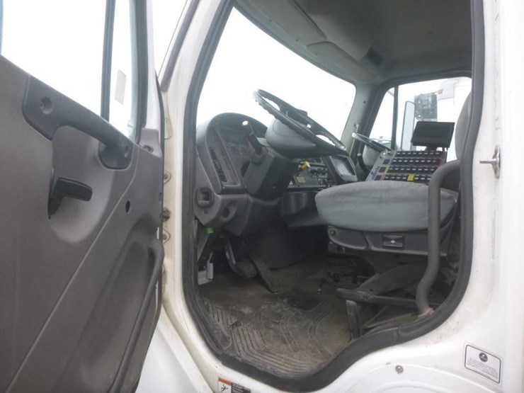 2017-freightliner-m2-106-image-11