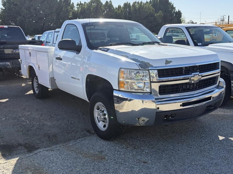 2010-chevrolet-2500-image-2