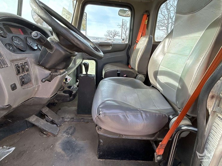 2012-peterbilt-337-image-14