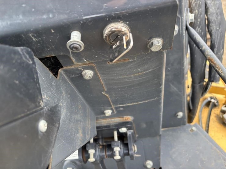 2017-deere-210l-image-18