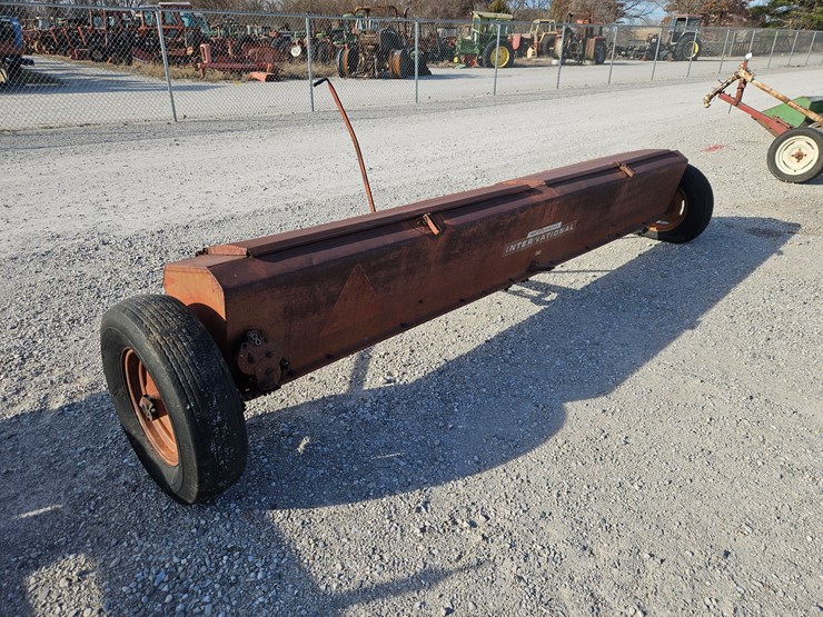 #203935-•-international-fert-spreader-image-6
