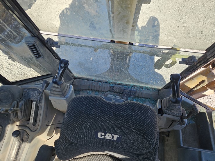 2004-caterpillar-420d-image-11