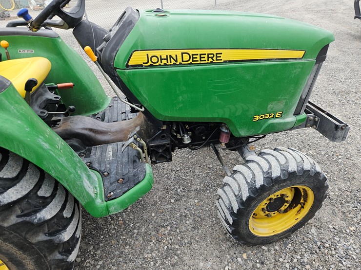 2013-john-deere-3032e-image-14