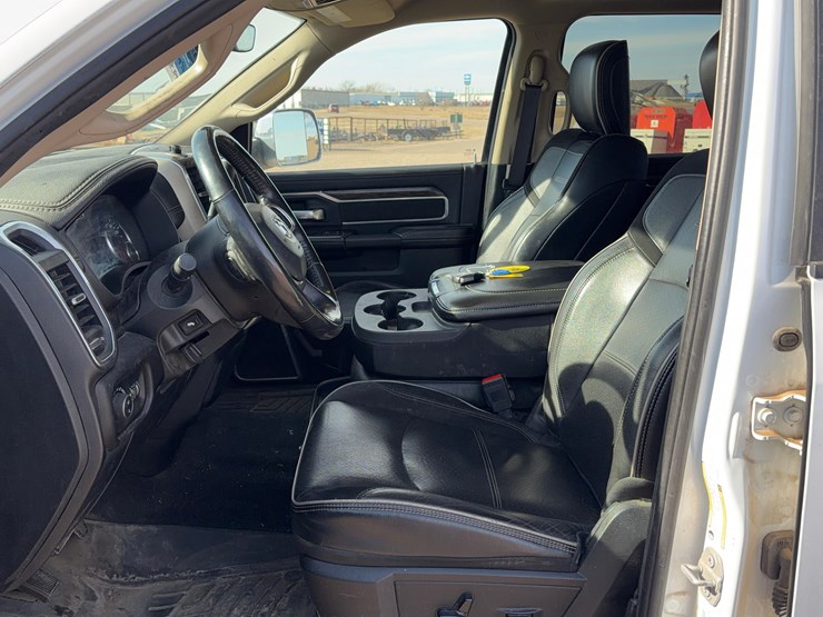 2020-ram-2500-laramie-image-19