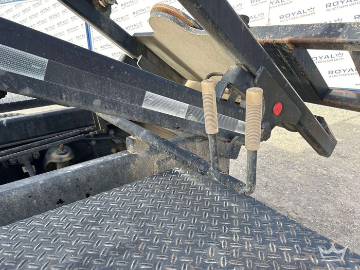 2012-peterbilt-337-image-27