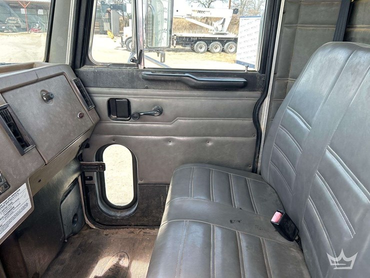 2001-peterbilt-330-image-21