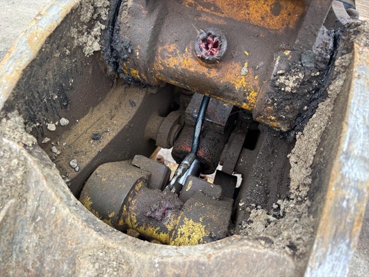 2012-jcb-js160-image-12