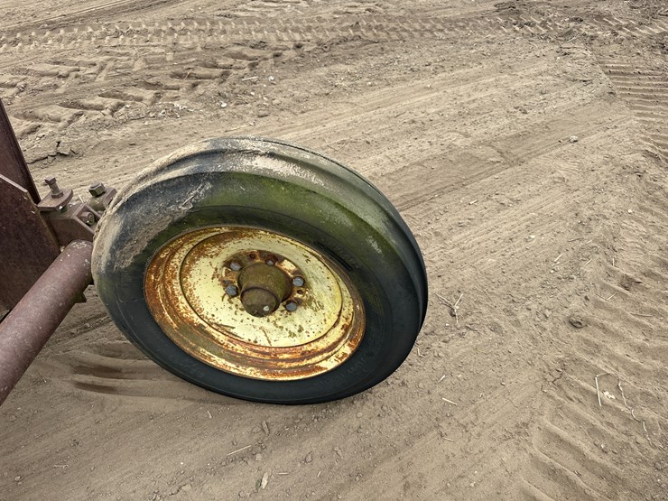 john-deere-810-image-8