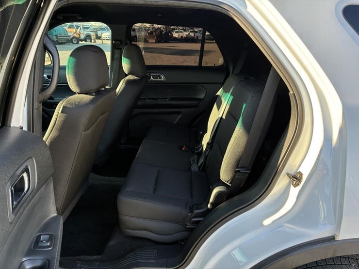 2016-ford-explorer-image-11