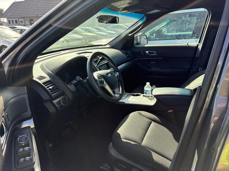 2015-ford-explorer-image-13