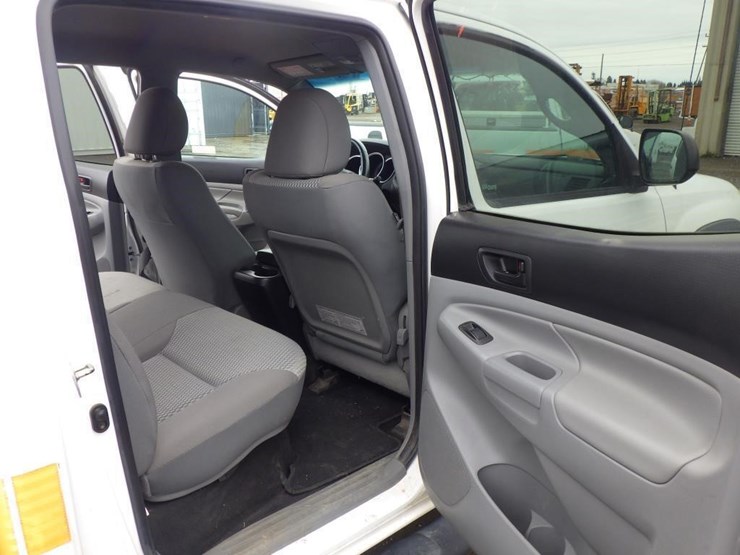 2013-toyota-tacoma-image-8