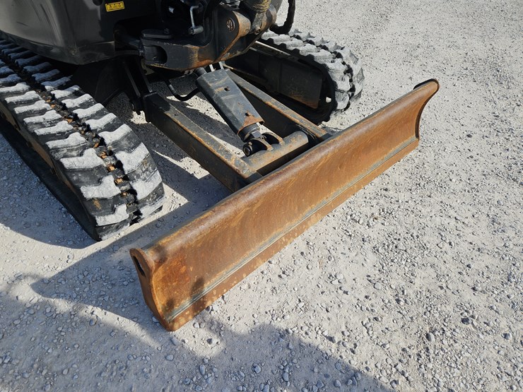 2019-case-cx37c-image-23