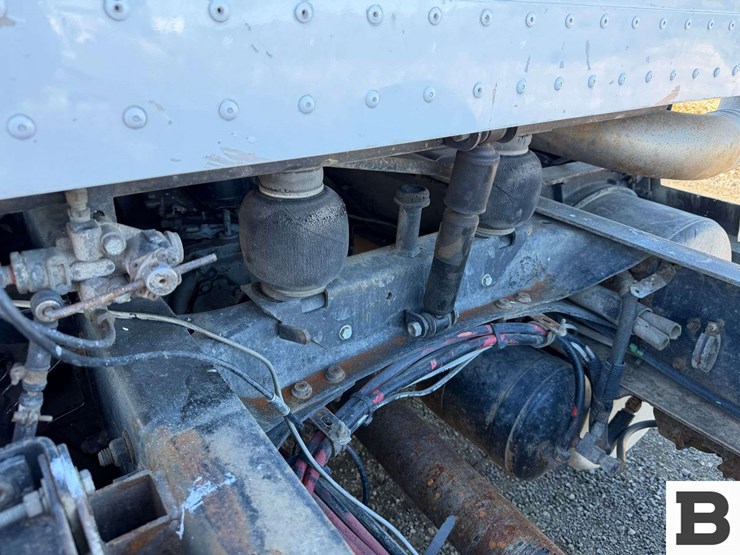 1992-freightliner-fld120-image-13