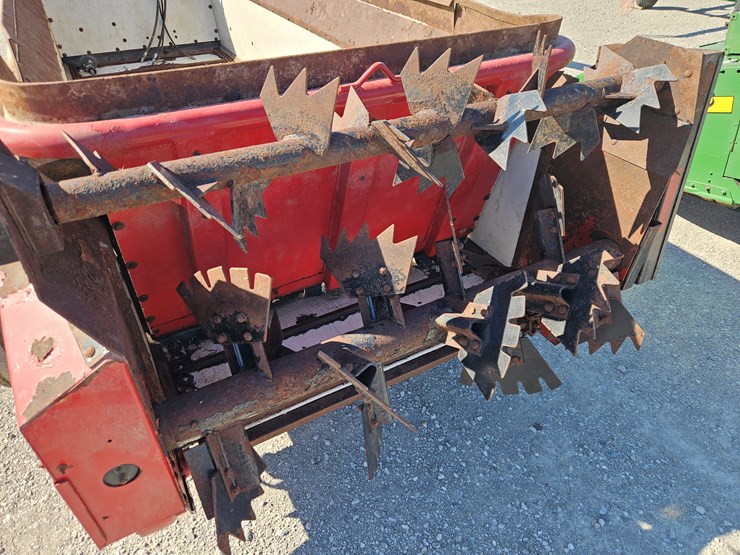 #205593-•-2011-h-&-s-3143-manure-spreader-image-7
