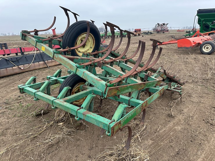 #40119-•-lot-of-(2)-7'-john-deere-cultivator-wings-image-1