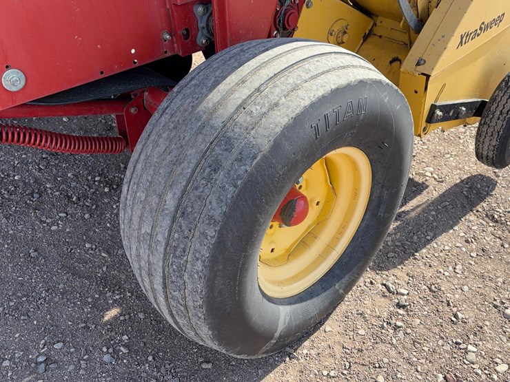 new-holland-br750-image-17