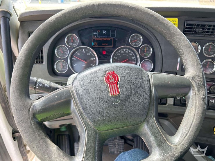 2015-kenworth-t880-image-19
