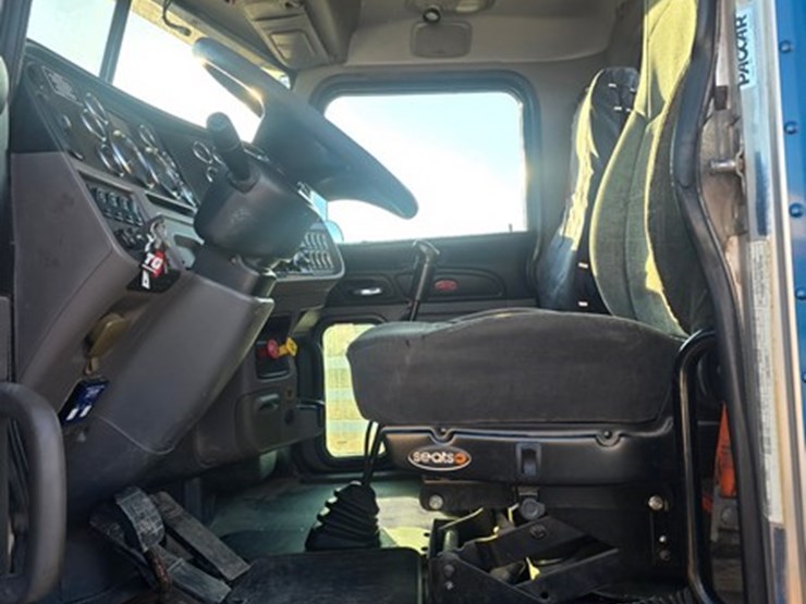 2010-peterbilt-367-image-22