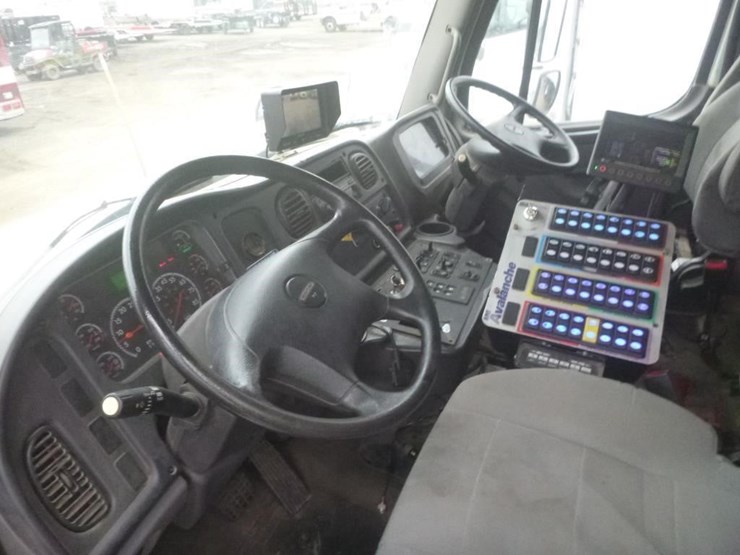 2017-freightliner-m2-106-image-18