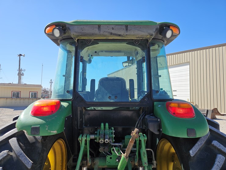2015-john-deere-6105e-image-16
