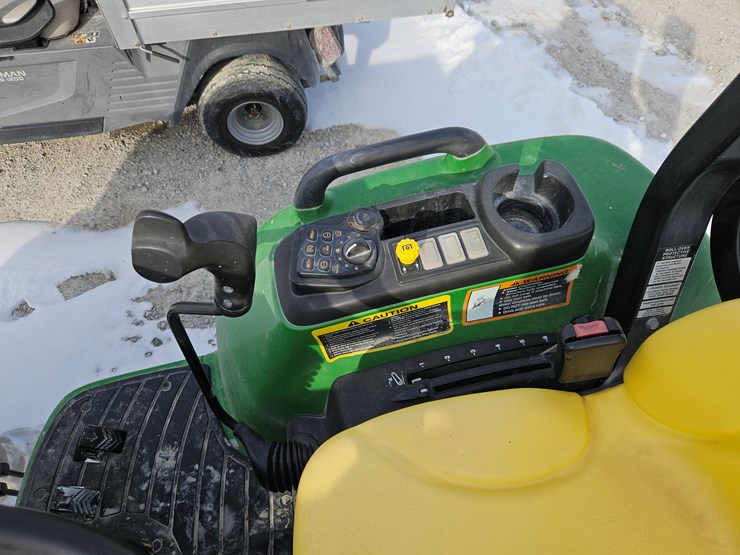 2017-john-deere-3033r-image-8