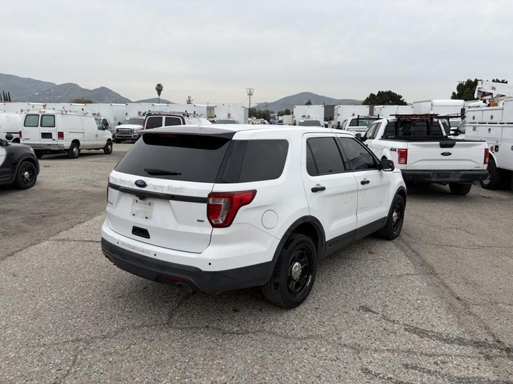 2016-ford-explorer-image-3