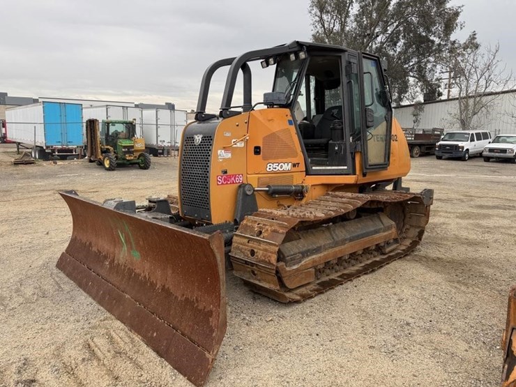 2016-case-850m-image-1