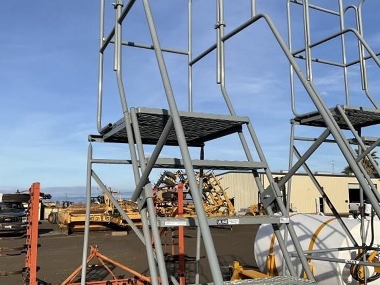 u-line-8.5'-portable-steel-step-ladder-image-7