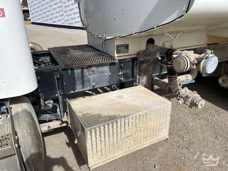 2001-peterbilt-330-image-22