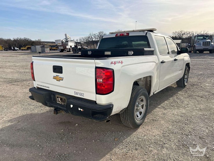 2016-chevrolet-silverado-4x4-crew-cab-pickup-truck-image-3