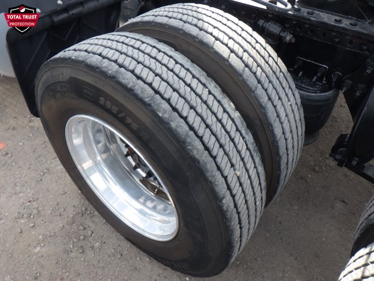 2022-freightliner-cascadia-116-image-12