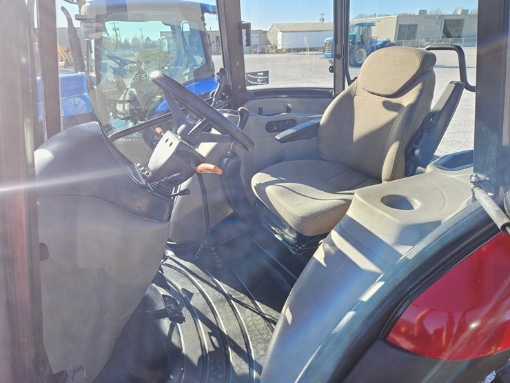 2012-case-ih-farmall-125a-image-16