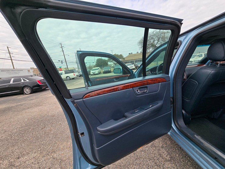 2006-cadillac-gm-superior-coach-6-door-limousine---only-21,567-miles-image-24