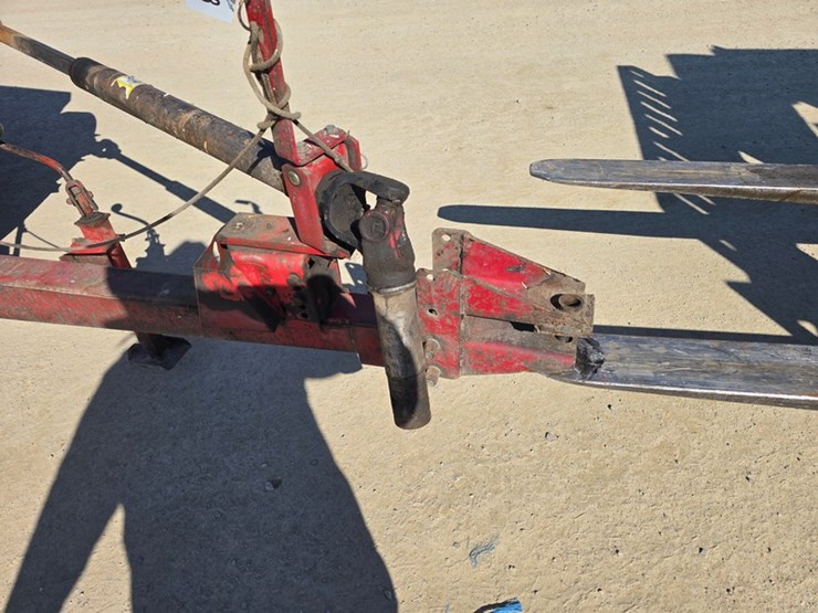 new-holland-320-image-9