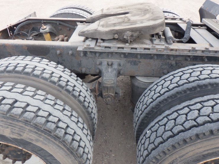 2001-peterbilt-387-image-4