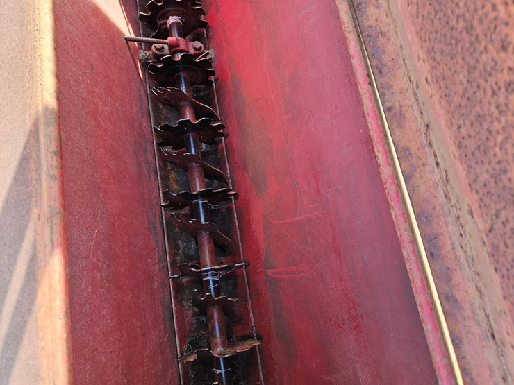 #203935-•-international-fert-spreader-image-5