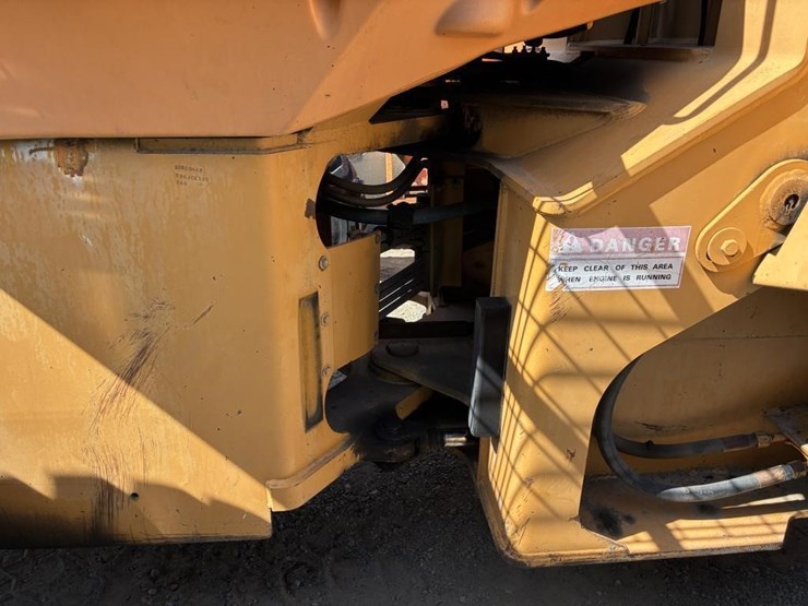 2015-case-570l-xt-image-12