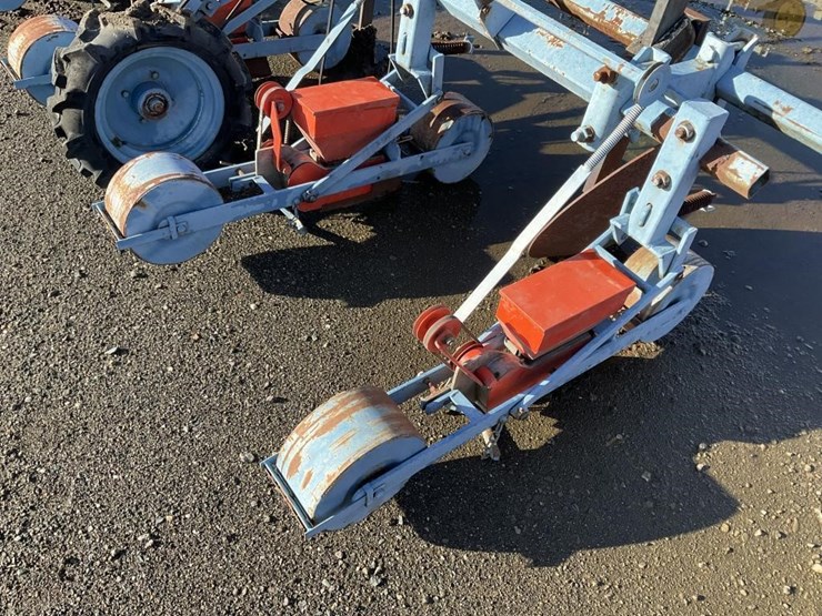 custom/gaspardo-3-pt-6-row-30"-planter-image-8