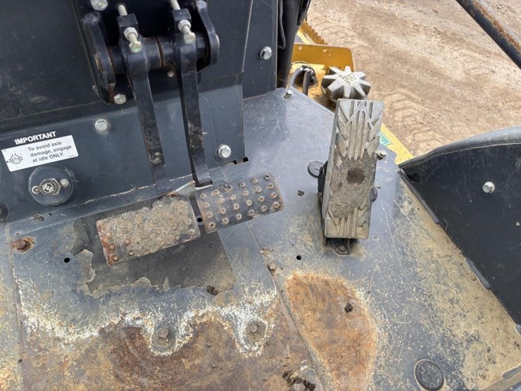 2017-deere-210l-image-22