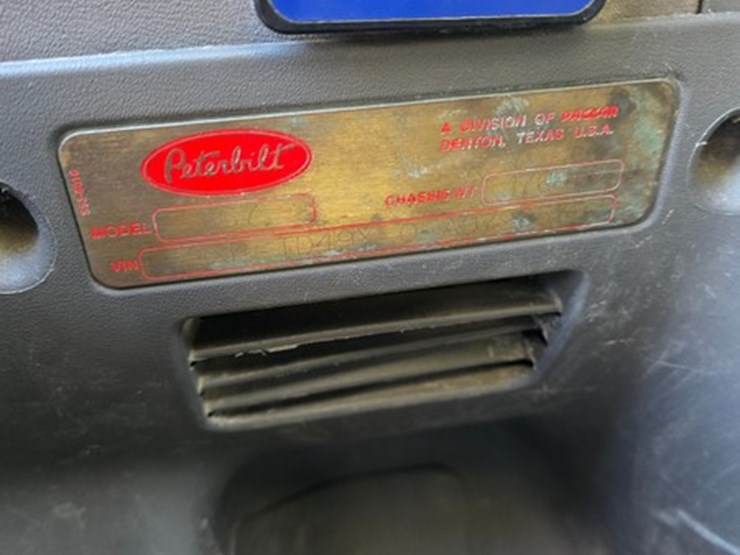 2010-peterbilt-367-image-35