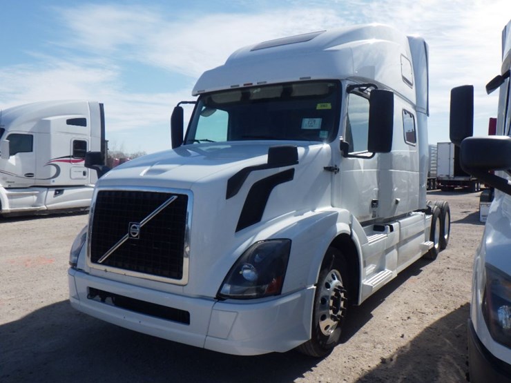 2017-volvo-vnl780-image-1