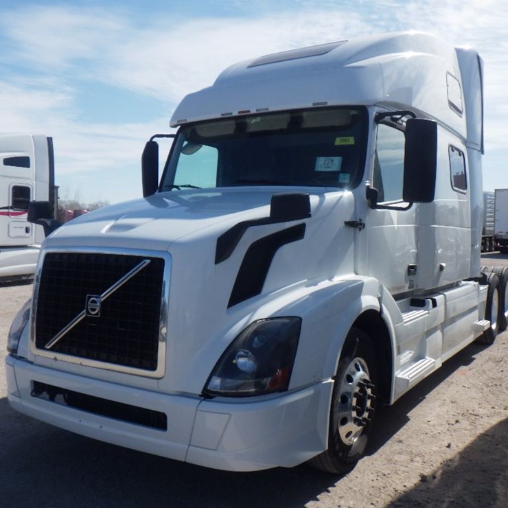 2017 VOLVO VNL780