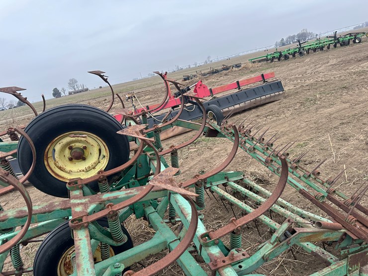 #40119-•-lot-of-(2)-7'-john-deere-cultivator-wings-image-9