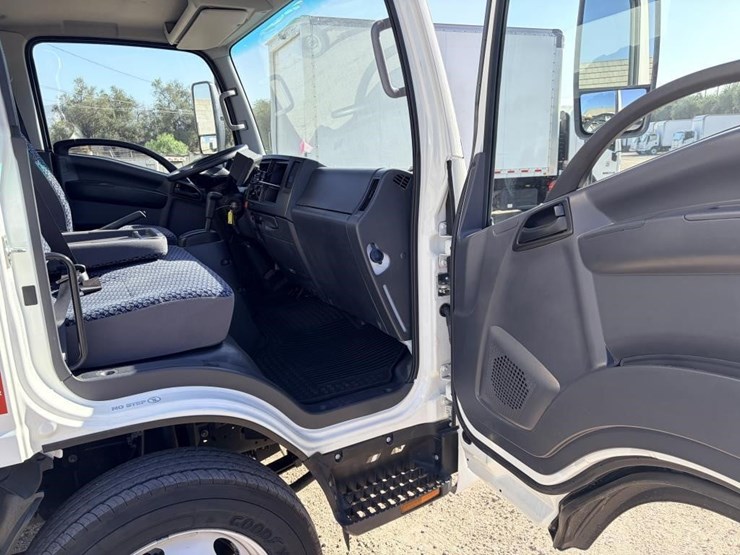 2024-isuzu-npr-image-14