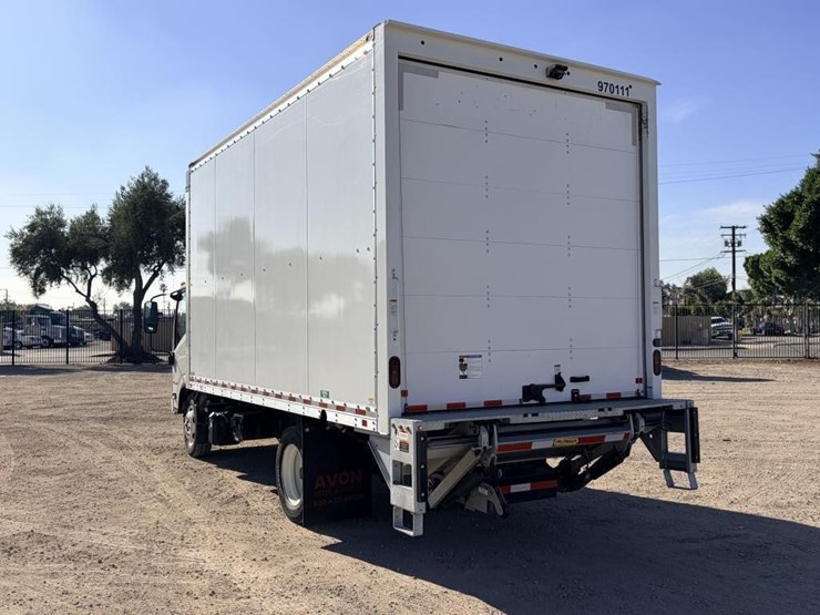 2023-isuzu-nrr-image-4