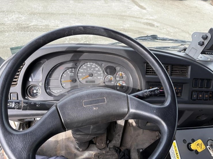 2009-gmc-t7500-image-11