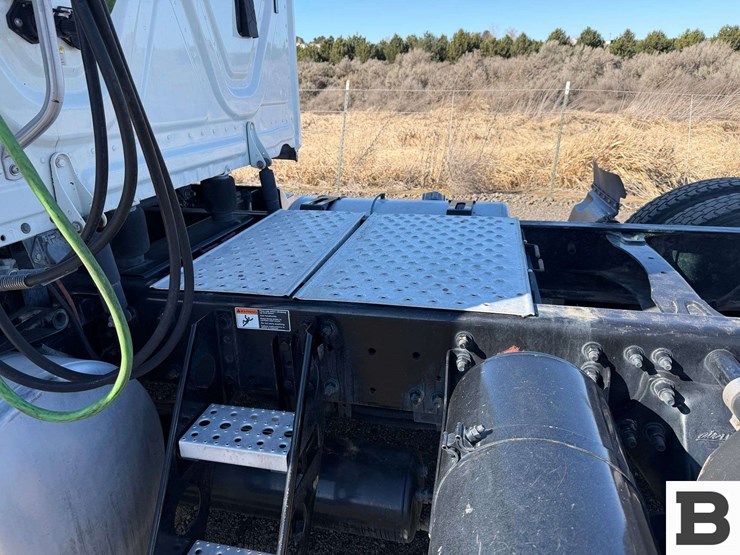 2017-freightliner-cascadia-125-image-16