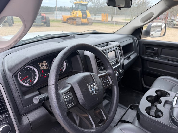 2022-ram-1500-classic-image-11