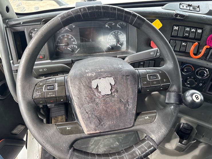 #211-•-2019-volvo-vnl-image-10